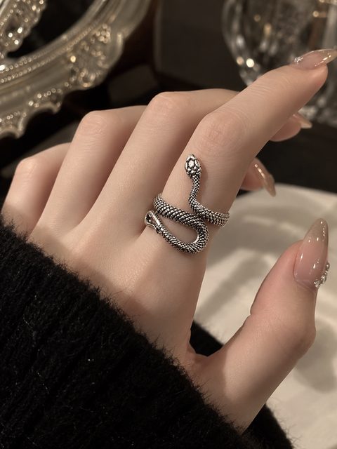 محبس الافعى الفضي