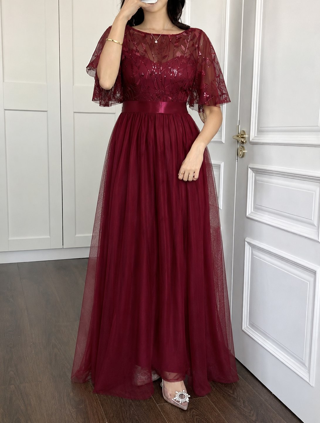 فستان سهرة ماروني بتصميم ناعم — 2